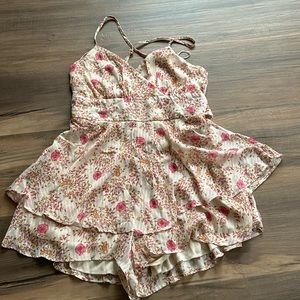 Francesca’s floral print romper size L